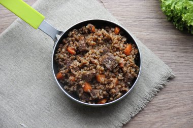 Çuval bezi üzerinde et ve sebzeli (karabuğday tüccarı) karabuğday.