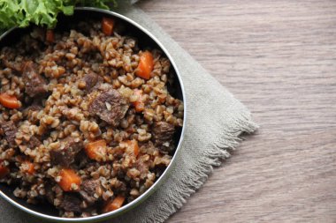 Çuval bezinde ahşap kaplar olan karabuğday ekmeği.