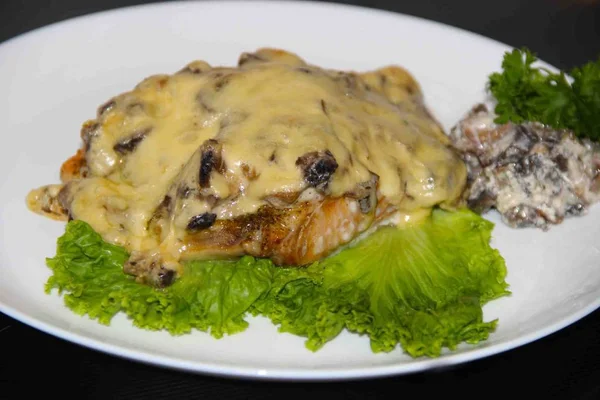 Poisson Rouge Avec Croûte Fromage Sauce Aux Champignons Crémeux Sur — Photo