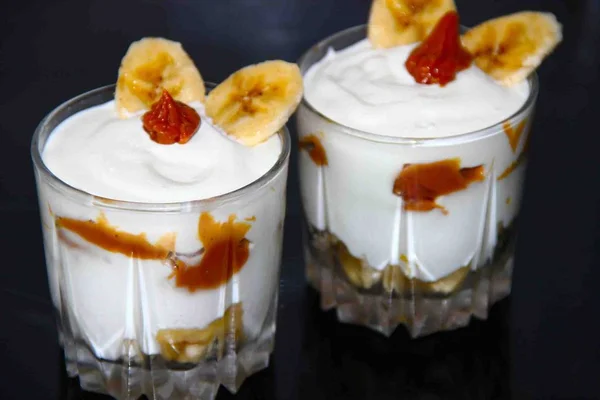 Cottage Kaas Dessert Met Gekookte Gecondenseerde Melk Banaan Transparant Glazen — Stockfoto