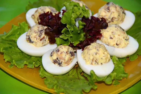 Яйца Фаршированные Дикими Грибами Травами Базиликом — стоковое фото