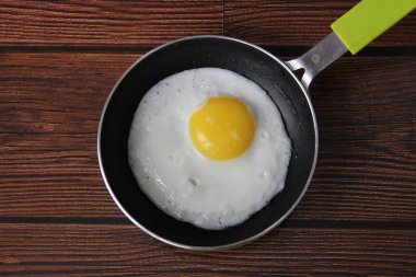 Tavada kızarmış tavuk yumurtası.