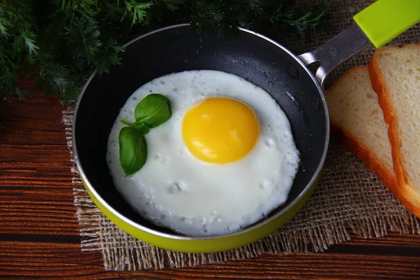 Ovo Frango Frito Com Basil Uma Panela Guardanapo Linho — Fotografia de Stock