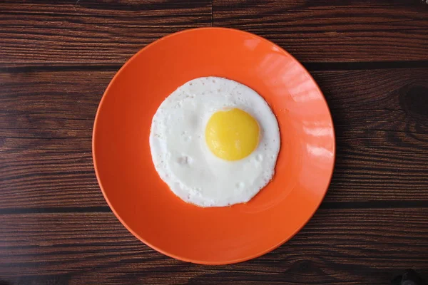 Turuncu tabakta kızarmış tavuk yumurtası.