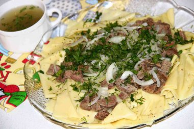 Bishbarmak, hamur keki, et, soğan ve bitkilerden oluşan ulusal bir Türk yemeğidir.