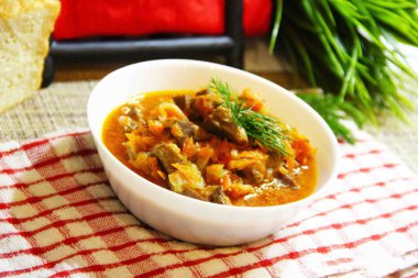 Beyaz ve kırmızı peçeteli et kebabı.