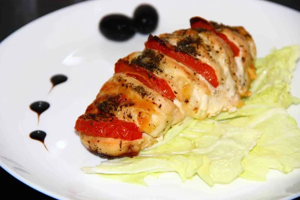 Pollo Caprese Pechuga Pollo Con Tomates Mozzarella Sobre Una Hoja — Foto de Stock