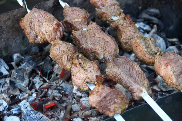 Brochettes Boeuf Sur Brochettes Dans Gril Moyen Rare — Photo