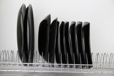 Bulaşık makinesinde siyah tabaklar var.