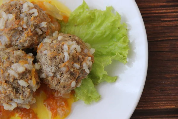 Albóndigas Con Arroz Zanahorias Plato Blanco Tablas Madera Oscura Vista — Foto de Stock