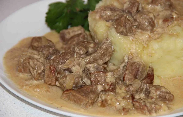 Carne Stroganoff Com Purê Batatas Prato Branco — Fotografia de Stock