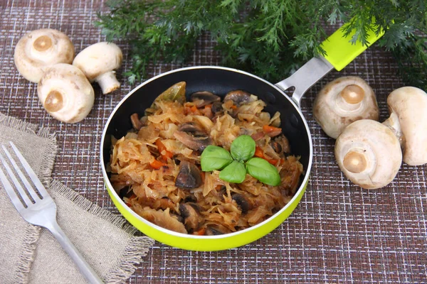 Tavada mantarlı kızarmış lahana.