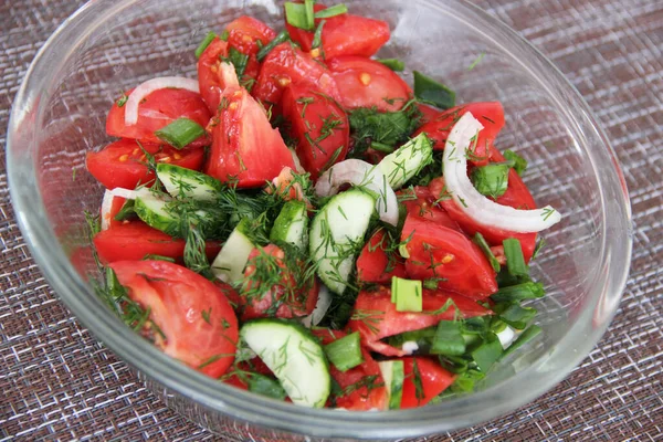 Salada Tomates Frescos Pepinos Com Cebola Ervas Temperadas Com Óleo — Fotografia de Stock