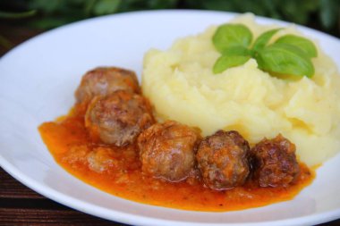 Ev yapımı köfte ve patates püresi.