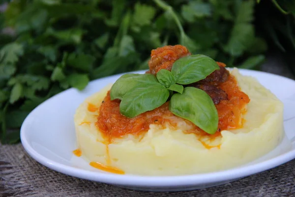 Puré Papas Con Salsa Carne Albahaca Plato Blanco Sobre Fondo — Foto de Stock