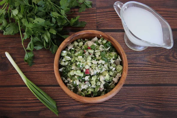 Mezcla Sopa Okroshka Recién Preparada Suero Con Hierbas Lado — Foto de Stock