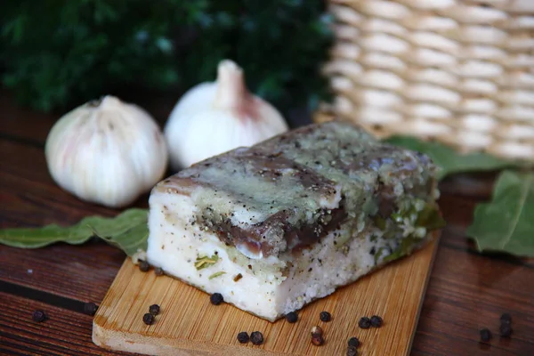 Gran Trozo Manteca Cerdo Salada Casera Una Tabla Madera Junto — Foto de Stock