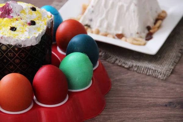 Malowane Wielobarwne Jajka Ciasto Wielkanocne Stoisku Wielkanoc Sera Cottage Skupiamy — Zdjęcie stockowe