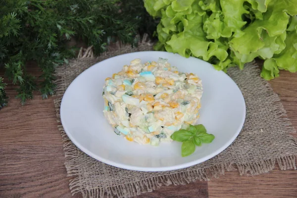 Необычный Домашний Салат Курицей Голубыми Яйцами Кукурузой Свежим Огурцом Белой — стоковое фото