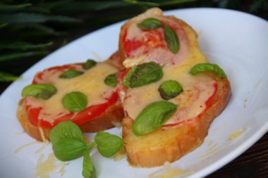 Peynirli tost, domates ve fesleğen.