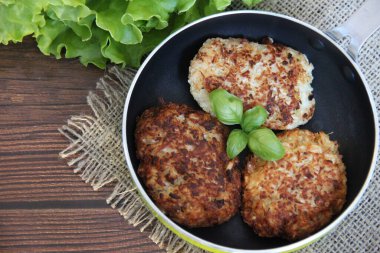 Keten peçetede küçük bir tavada lahana pirzolası.