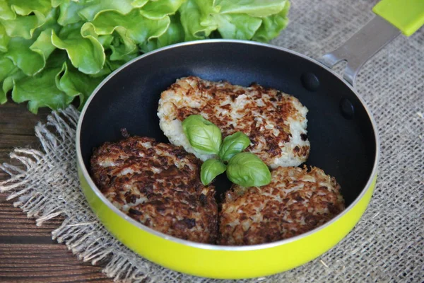 Las Croquetas Col Cacerola Pequeña Sobre Servilleta Lino — Foto de Stock