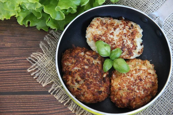 Keten peçetede küçük bir tavada lahana pirzolası.