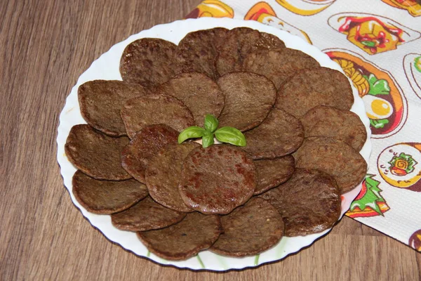 Liver Pancakes Arranged Circle Large Plate Next Colored Napkin — Stock Photo, Image