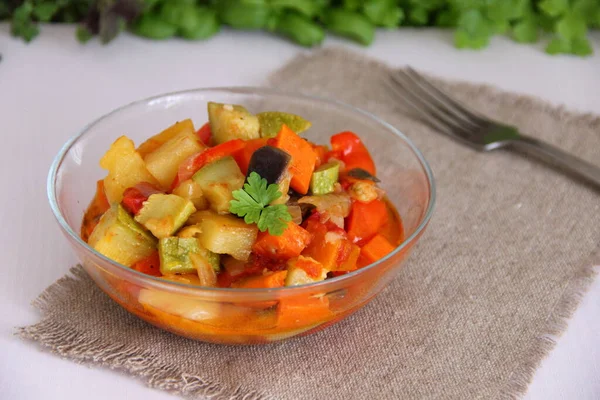 Guiso Verduras Plato Una Servilleta Lino Con Tenedor Parte Posterior Imagen de stock