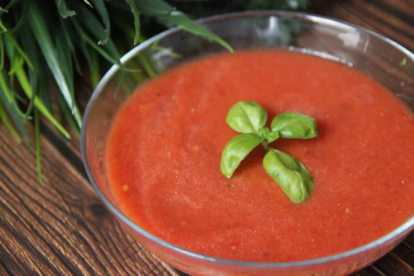 Spaanse Gazpacho Soep Versierd Met Basilicum Een Transparante Plaat Tegen — Stockfoto