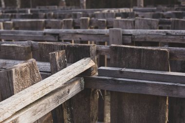 Eski kırsal gri kahverengi ahşap çit labirent arka planı.