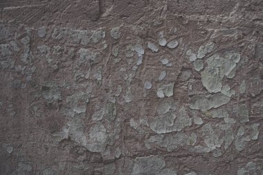 Boya arkaplan dokusunun geri kalanına sahip gru gri kahverengi eski duvar. Terk edilmiş, depresif, kıyamet sonrası atmosferi.