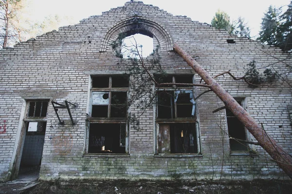 Oud Verlaten Sovjet Leeftijdskamp Beschadigde Gebouwen Het Bos — Stockfoto