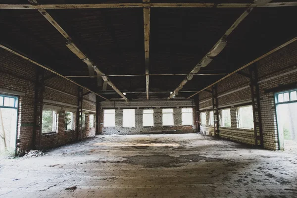 Stary Opuszczony Budynek Fabryczny Ogromnymi Oknami Brudną Podłogą — Zdjęcie stockowe