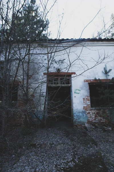 Antiguo Campamento Soviético Abandonado Edificios Dañados Ruinas Bosque Atmósfera Triste —  Fotos de Stock