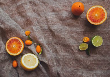 Turuncu sarı limon yeşil limon ve kahverengi kırsal kumaş kumaş üzerinde baharat otları. Metin için ücretsiz boş kopya alanı olan A4 A5 uluslararası kağıt kaydırma kartı çerçeve elemanı.