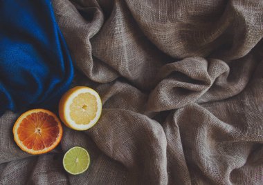 Turuncu sarı limon yeşil limon ve kahverengi kırsal kumaş kumaş üzerinde baharat otları. Metin için ücretsiz boş kopya alanı olan A4 A5 uluslararası kağıt kaydırma kartı köşe elemanı.