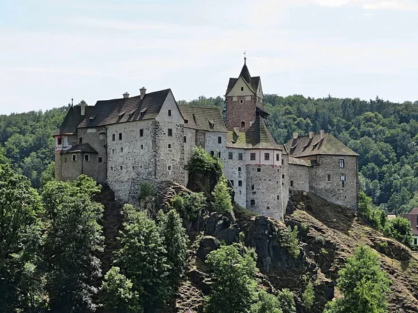 Mittelalterliche Burg Loket Auf Der Spitze Der Klippe Stockbild
