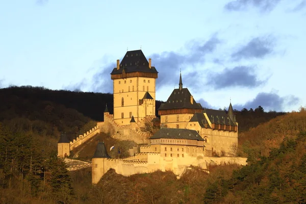 Mittelalterliche Burg Karlstein Auf Einer Hohen Klippe — Stockfoto