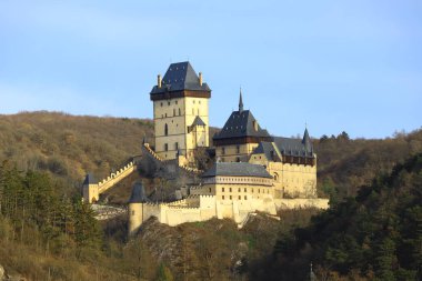 Karlstejn yüksek bir uçurumun yamaçlarındaki bir ortaçağ kalesidir.