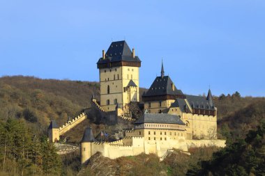 Karlstejn yüksek bir uçurumun yamaçlarındaki bir ortaçağ kalesidir.