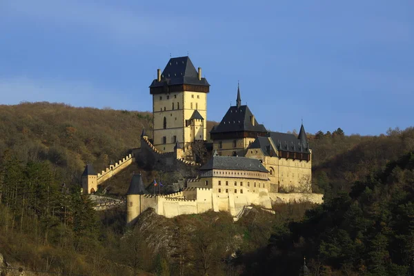 Karlstejn Egy Középkori Vár Egy Magas Szikla Lejtőin — Stock Fotó