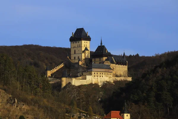 Karlstejn Castelo Medieval Nas Encostas Penhasco Alto — Fotografia de Stock