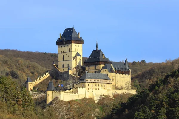 Karlstejn Egy Középkori Vár Egy Magas Szikla Lejtőin — Stock Fotó