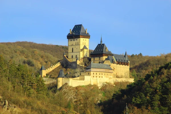 Karlstejn Ist Eine Mittelalterliche Burg Den Hängen Einer Hohen Klippe — Stockfoto