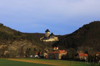 Karlstejn yüksek bir uçurumun yamaçlarındaki bir ortaçağ kalesidir.