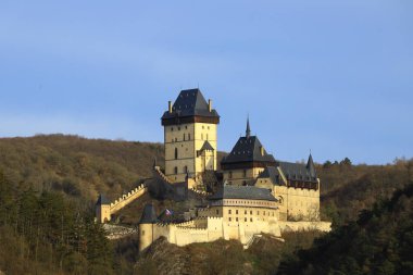 Karlstejn yüksek bir uçurumun yamaçlarındaki bir ortaçağ kalesidir.