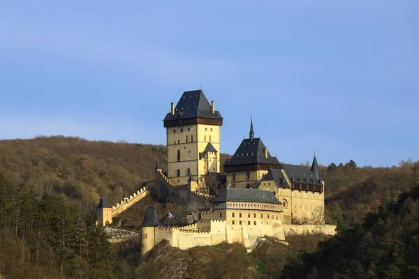 Karlstejn Ist Eine Mittelalterliche Burg Den Hängen Einer Hohen Klippe — Stockfoto