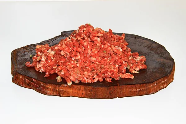 暗いまな板の上の赤い肉 — ストック写真