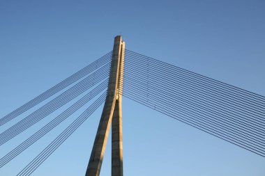 Bir sürü ipli büyük köprünün güzel gün ışığı manzarası. Fotoğraf Avrupa, Letonya 'da çekildi. Açık mavi gökyüzü ile gün ışığı.